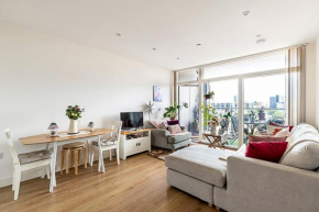 Canary Wharf Retreat with Scenic Balcony Views